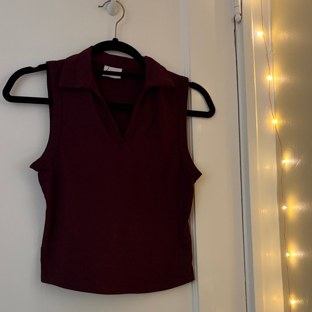Linden Ribbed Sleeveless Collared V-Neck Top - Burgundy